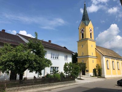 Ortsmitte mit Kirche und Ferienwohnungen