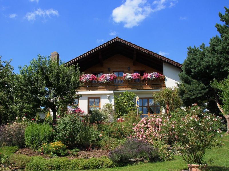 Außenansicht des Gebäudes. Haus Südseite mit Loggia