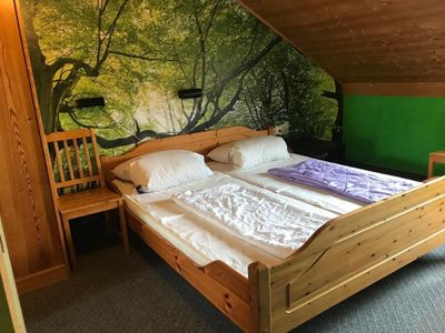 Schlafzimmer mit Doppelbett und Einzelbett in der Nische