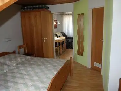 Schlafraum mit Übergang zum Wohnbereich