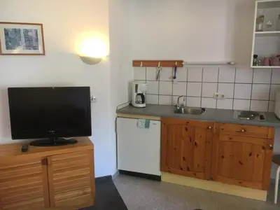 Innenaufnahme mit Breitbild-TV und Küche