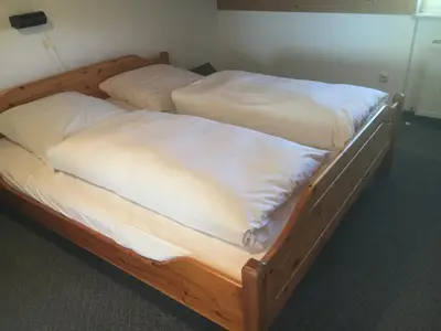 Schlafzimmer mit drei Betten