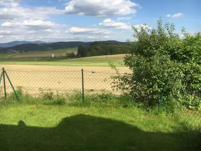 Blick von Terrasse und Garten auf Wiesen, Felder und die Bayer. Berge