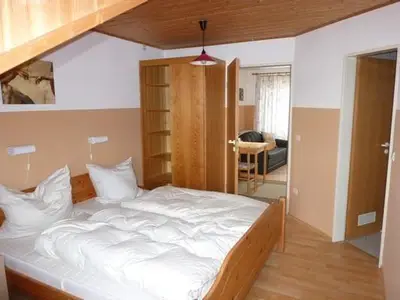 Schlafbereich. Schlafzimmer mit einen Doppel- und Einzelbett