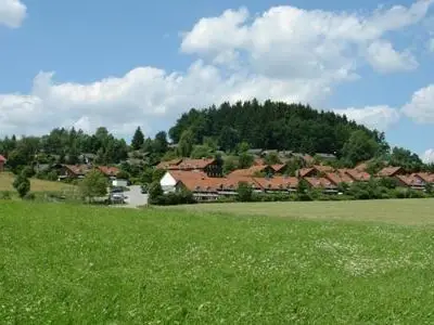 Außenansicht des Gebäudes. Gesamtblick auf die Feriendorfanlage mit Naturpark