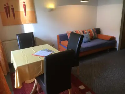 Wohnbereich. Wohnbereich mit Sitzcouch und Esstisch