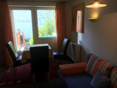 Wohnbereich. Blick vom Wohnbereich auf die möblierte Terrasse