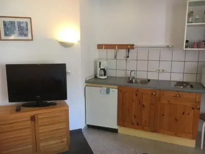 Kochbereich. Küche und Breitbild-TV, Internet