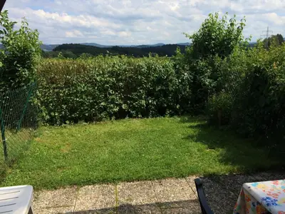 Terrasse und Garten mit Einzäunung
