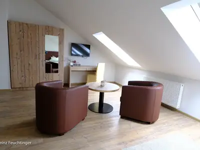 Sitzplatz mit kleinem Schreibtisch