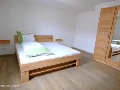 Schlafzimmer mit Doppelbett