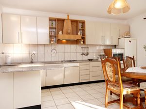 23927784-Ferienwohnung-6-Zavalatica-300x225-5