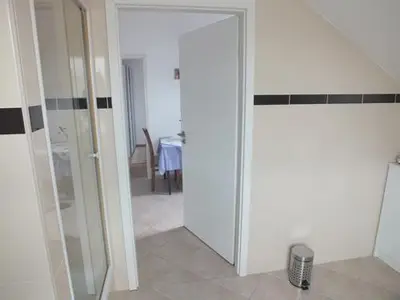Badezimmer - Blick zur Kueche/Essecke