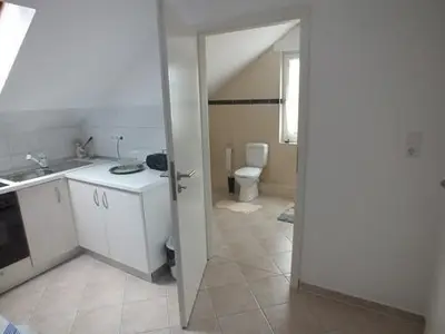 Kueche/Essecke - Blick ins Badezimmer