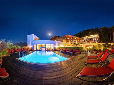 9116-panorama-pool-abend-amiamo-kinderhotel-2017-0