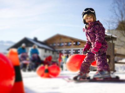 2106-skikindergarten-kind-vor-amiamo-kinderhotel-2