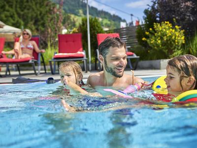 1607-papa-zwei-kinder-schwimmen-amiamo-kinderhotel