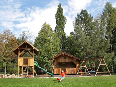 Grillhütte und Spielplatz