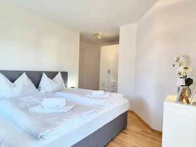 Schlafzimmer mit Doppelbett