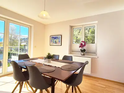 Esstisch und Durchgang ins Wohnzimmer