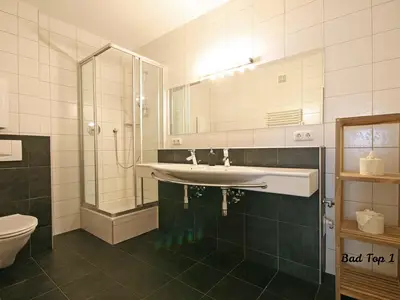 Badezimmer mit Dusche und WC, Top 1