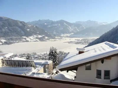 Blick auf den zugefrorenen See