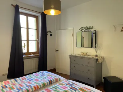 1. Schlafzimmer Fewo 1 mit Gartenblick