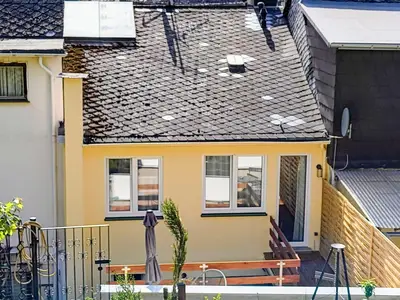 Außenansicht Rückseite mit Terrasse und Garten