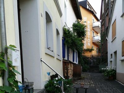 Gasse vorm Haus