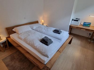 Elternschlafzimmer mit Schreibtisch