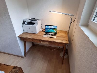 Schreibtisch mit Scanner und Printer im Elternschlafzimmer