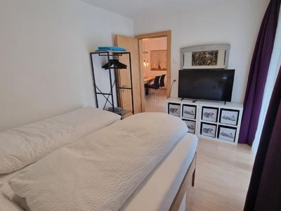 Zweites Schlafzimmer mit TV