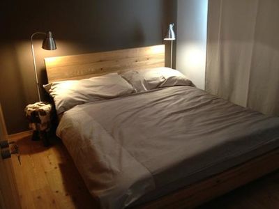 Schlafzimmer mit Doppelbett