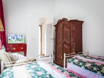 Schlafzimmer mit kleiner Leseecke &amp; antiken Kleiderschrank