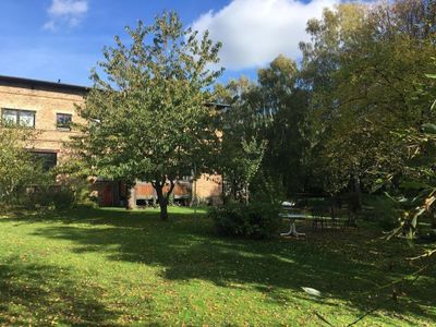 Blick auf die Sitz-Fläche im Garten