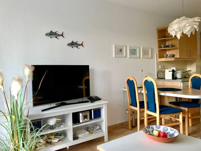 Sideboard mit TV und Blick in die offene Küche