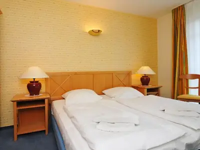 Schlafzimmer mit Doppelbett