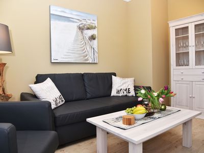 Wohnbereich mit Sofa, Sessel und Couchtisch