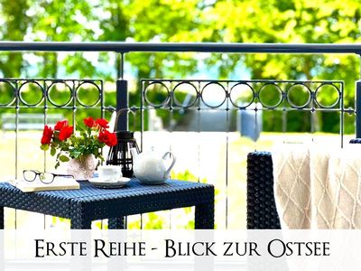 Balkon mit Tisch und Bestuhlung