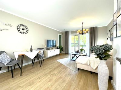 offener Wohnbereich mit Sofa, Couchtisch, Sideboard und TV, Esstisch und Bestuhlung