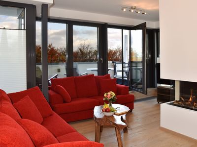 Wohnbereich mit Sofas, Couchtisch und Gaskamin