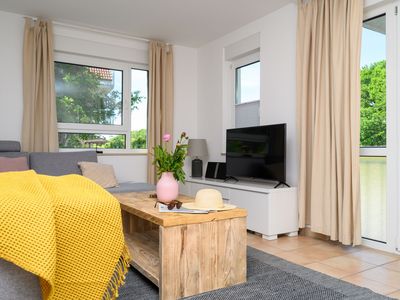 Wohnzimmer mit Sofa, Sideboard, TV und Couchtisch