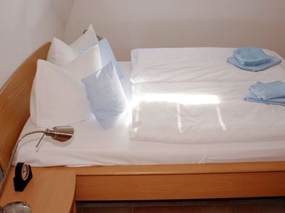 Schlafzimmer mit Doppelbett