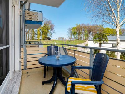 Balkon mit Tisch und Bestuhlung