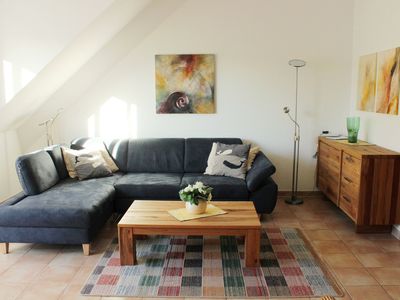 Wohnzimmer mit Sofasitzecke und Couchtisch