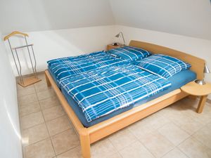 Schlafzimmer mit Doppelbett