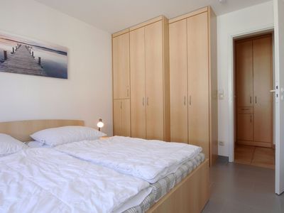 Schlafzimmer mit Doppelbett und Kleiderschrank