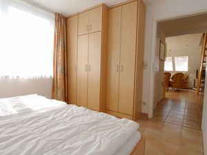 Schlafzimmer mit Doppelbett und Kleiderschrank