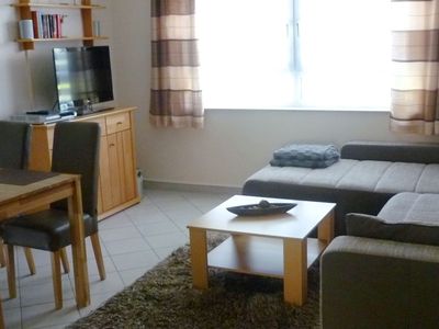 Wohnbereich mit Sitzecke, Couchtisch, Esstisch mit Bestuhlung, Sideboard mit TV