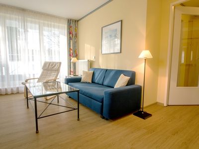 Wohnzimmer mit Sofa, Couchtisch und Sessel